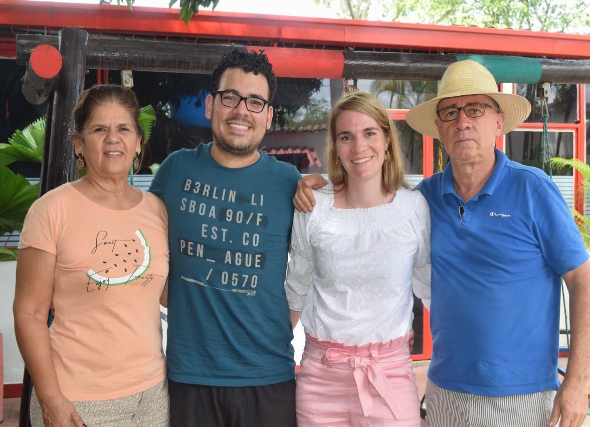 Maritza Arias, el futuro esposo Javier Peña, la futura esposa Lisa Bommhardt y Milciades Peña.